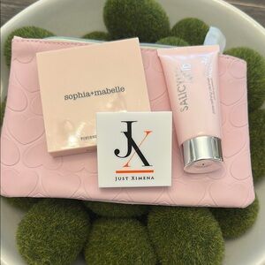 “It’s All About The Face” Makeup Set with Pink Pouch